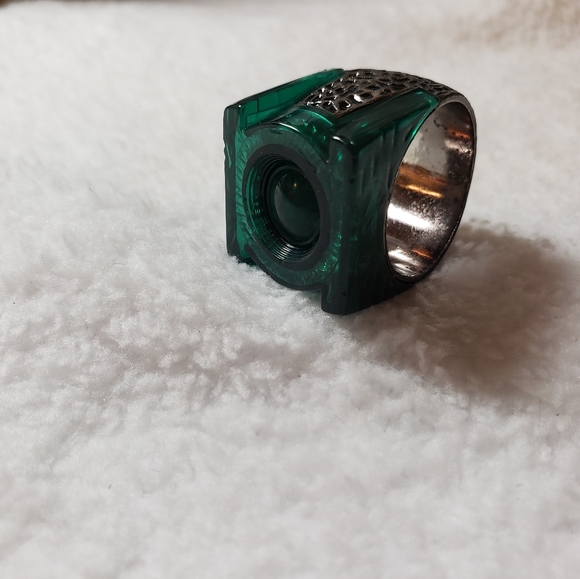 GREEN LANTERN MOVIE GREEN LANTERN POWER RING PROP REPLICA - Picture 4 of 9